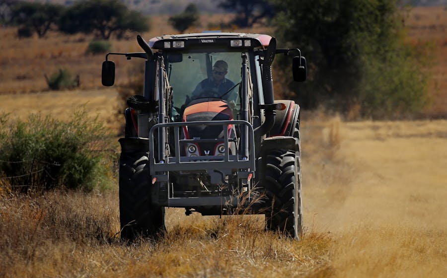 Un agriculteur dans son champ au coucher du soleil