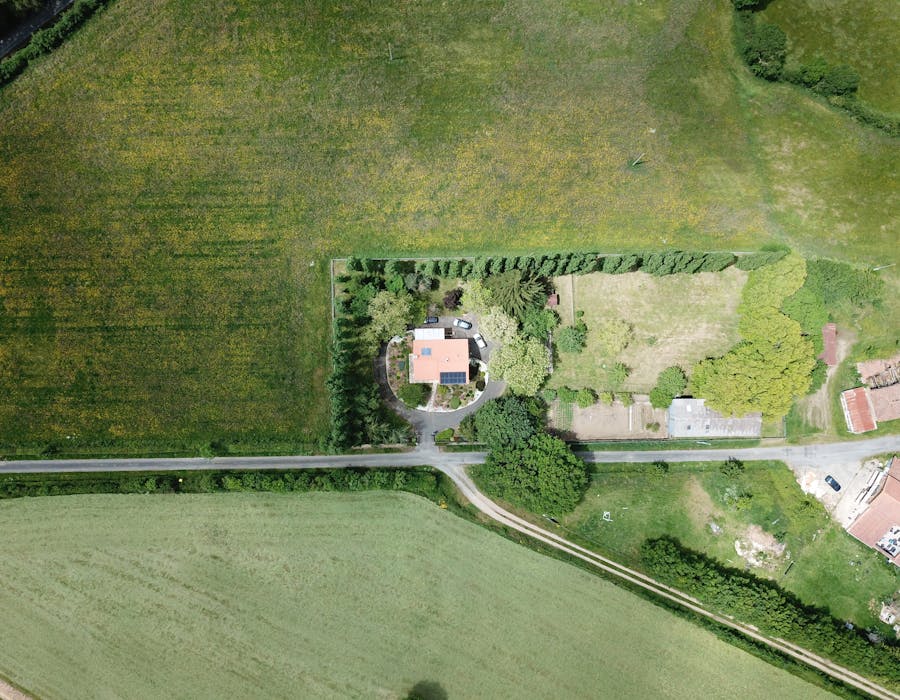Un agriculteur dans son champ